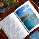 Un carnet de voyage ouvert avec des croquis et des photos de destinations exotiques, pour la Proposition et Inspiration
